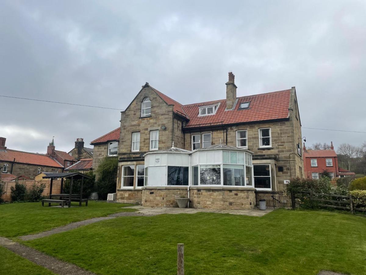 The Fylingdales Inn ロビン・フッズ・ベイ エクステリア 写真